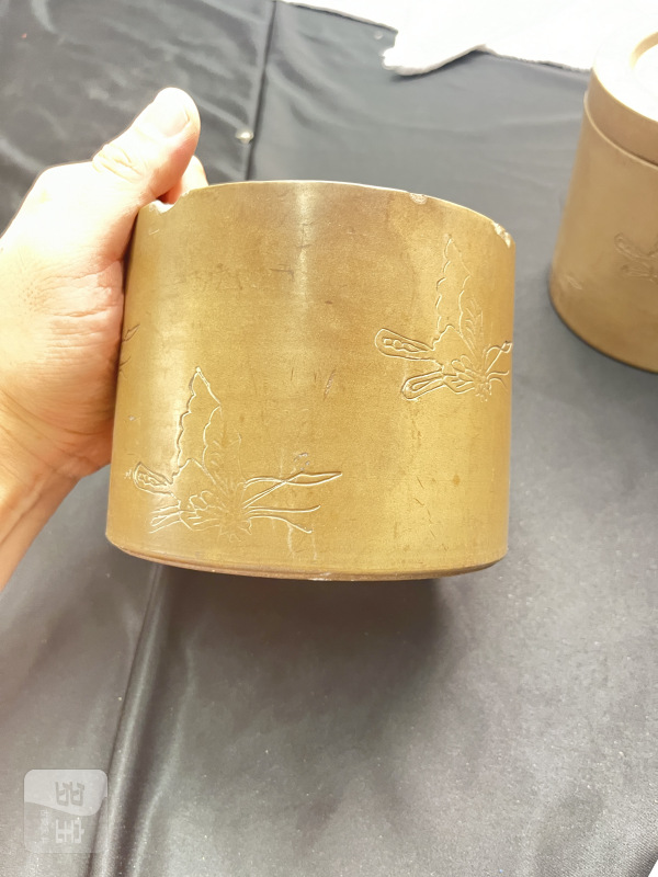 “淡园主人”澄泥花蝶纹蛐蛐罐一对 - 图6